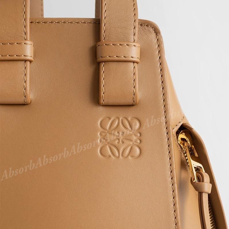 【23AW NEW】LOEWE_woman / ハンモック コンパクト バッグ / Oak 23AW NEW】LOEWE_woman / ハンモック コンパクト バッグ / Oak