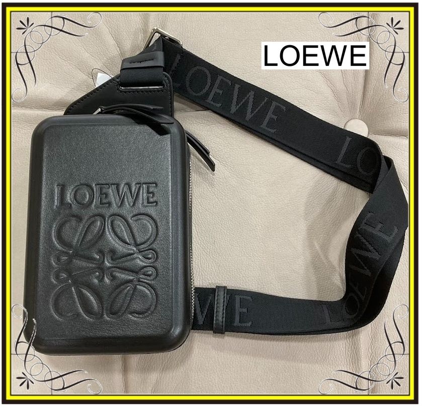 LOEWE】ロエベ モールデッド スリング レザー ボディバッグ (LOEWE