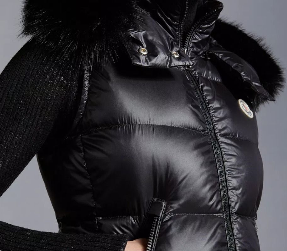 MONCLER2023/24秋冬 エコファー/フード付ダウンベスト GALLINULE MONCLER2023/24秋冬 エコファー/フード付ダウンベスト GALLINULE