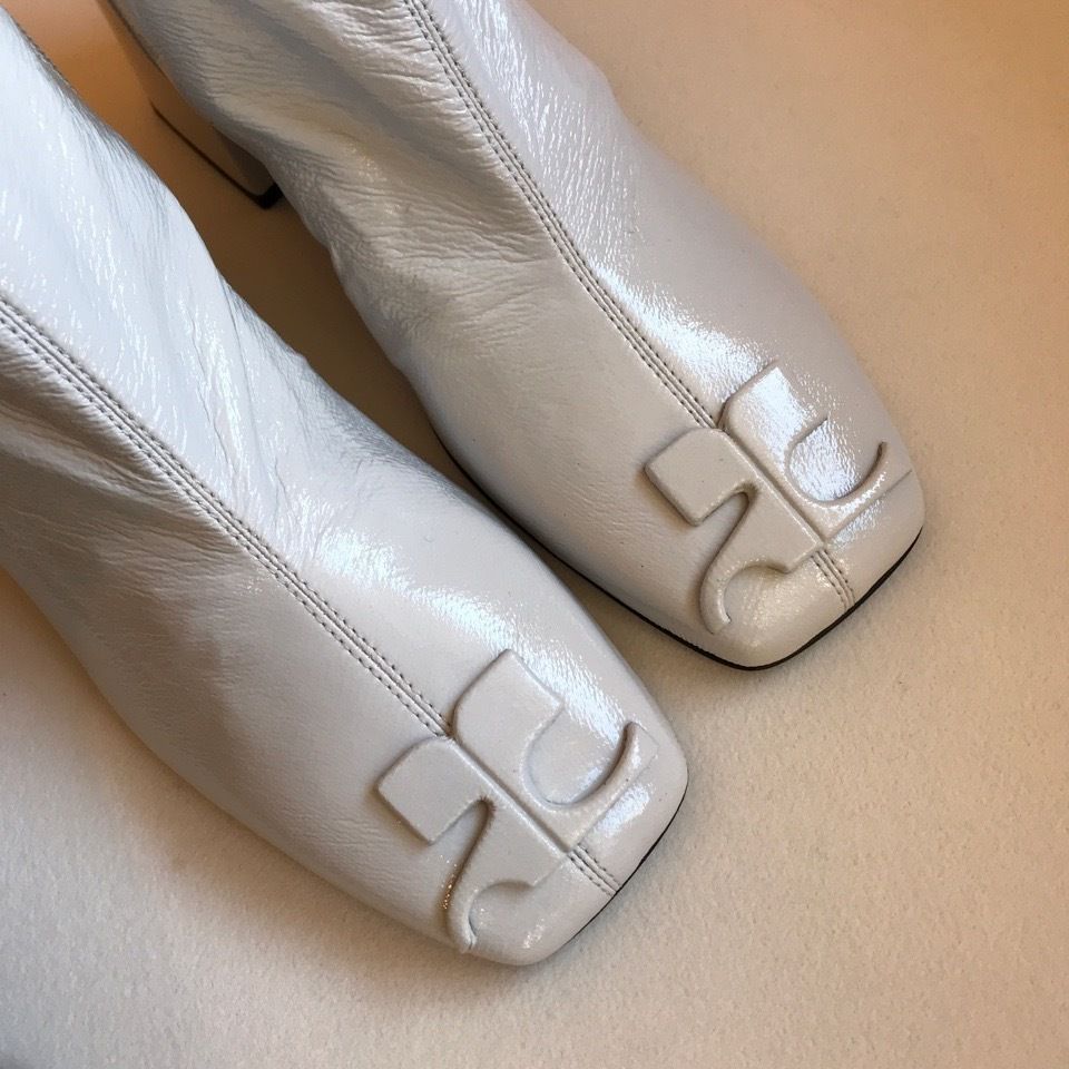 【COURREGES】軽量快適なストレッチ Vinyle ショートブーツ COURREGES】軽量快適なストレッチ Vinyle ショートブーツ