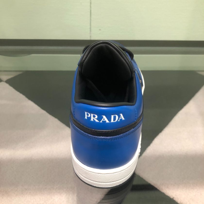 6万取引突破☆UPS速達便利用！【PRADA】2EE364_スニーカー
