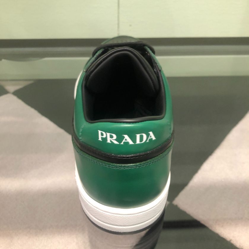6万取引突破☆UPS速達便利用！【PRADA】2EE364_スニーカー