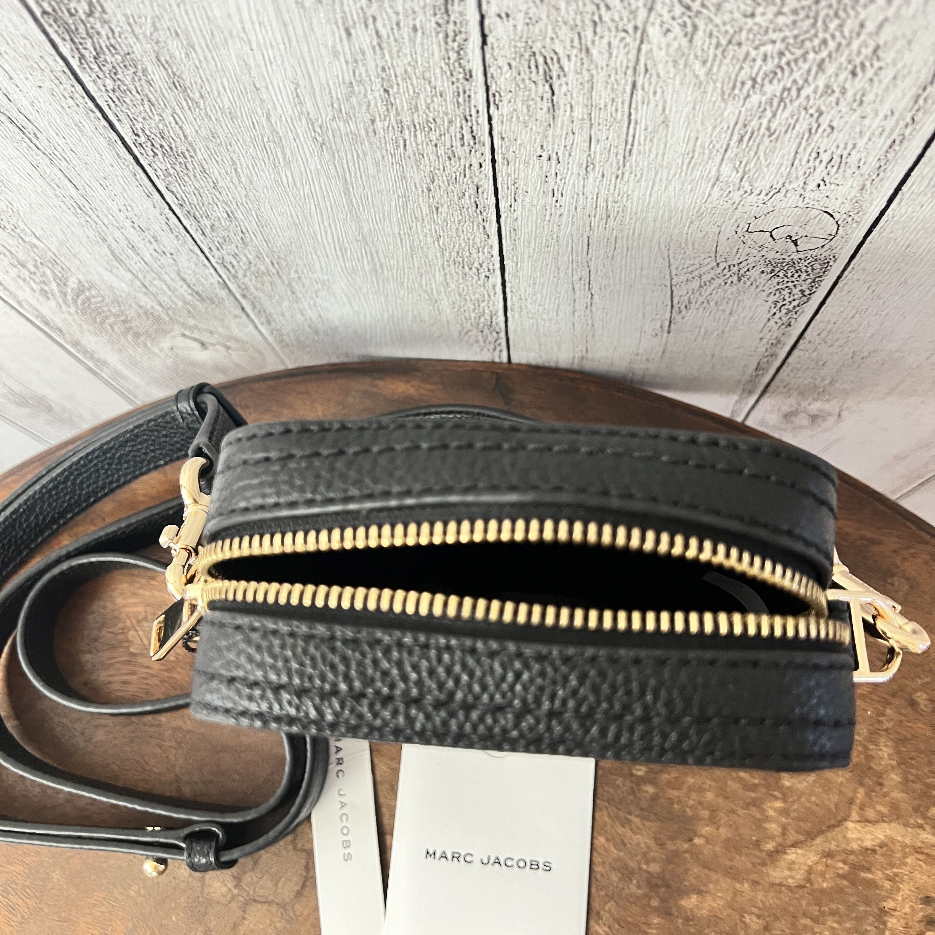 国内発送 送料無料☆ Marc Jacobs レザー ロゴ 縦長クロスボディ 国内発送 送料無料☆ Marc Jacobs レザー ロゴ 縦長クロスボディ