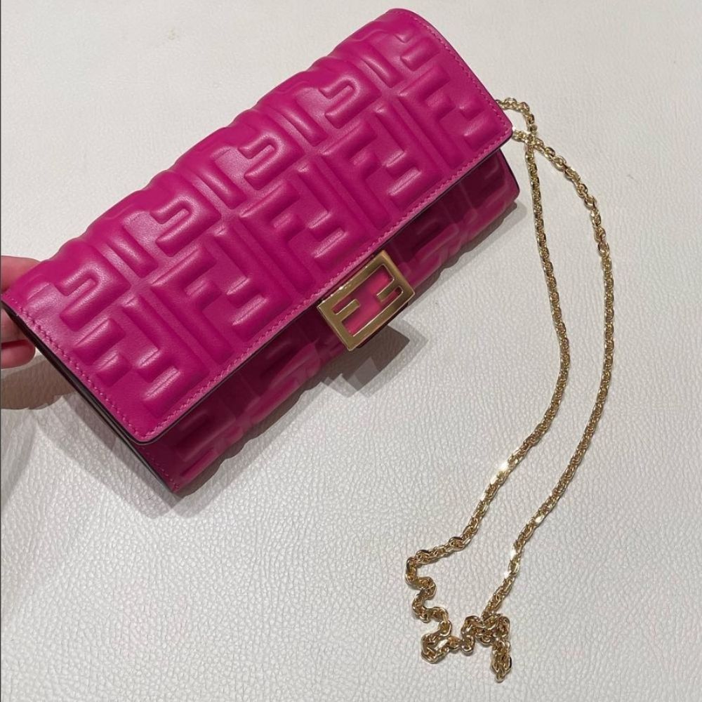 23FW【FENDI】バゲット コンチネンタル財布 チェーン付き FFロゴ