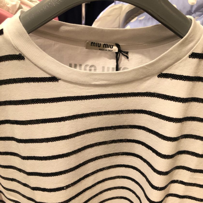 6万取引突破★UPS速達便利用！【MIUMIU】MJL794 1ZSB_Tシャツ 6万取引突破☆UPS速達便利用！【MIUMIU】MJL794 1ZSB_Tシャツ