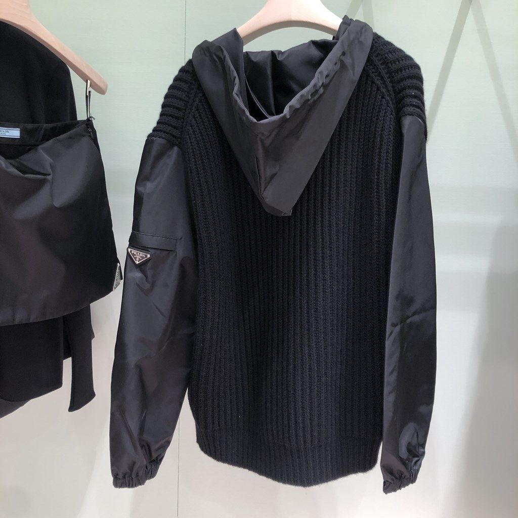 6万取引突破★UPS速達便！【PRADA】P110JP 14CE_ミディスカート 6万取引突破☆UPS速達便利用！【PRADA☆プラダ】ポーチ (PRADA