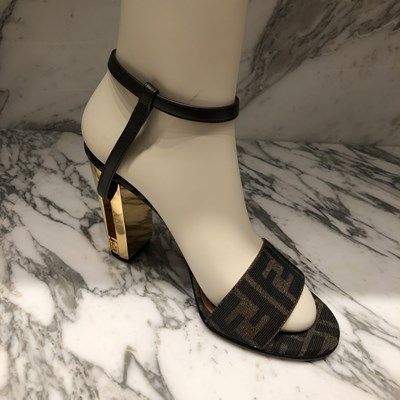 6万取引突破★UPS速達便利用！【FENDI】サンシャイン サンダル 6万取引突破☆UPS速達便利用【FENDI】8X8442AJZFF1D1C_サンダル