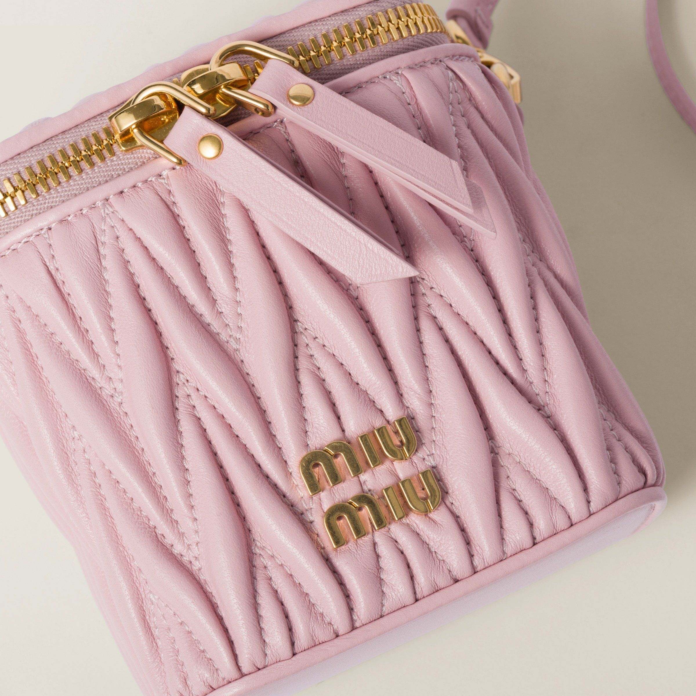 関税負担なし☆MiuMiu マテラッセレザー ミニ ショルダーバッグ 関税負担なし☆MiuMiu ミュウミュウ マテラッセレザーミニバッグ