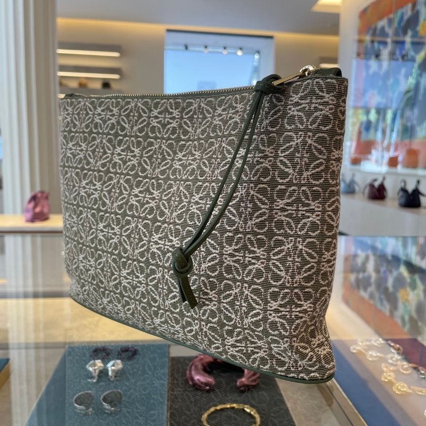 6万取引突破★UPS速達便利用！【LOEWE】C604C63X01_ポーチ 6万取引突破☆UPS速達便利用！【LOEWE】C604C63X01_ポーチ