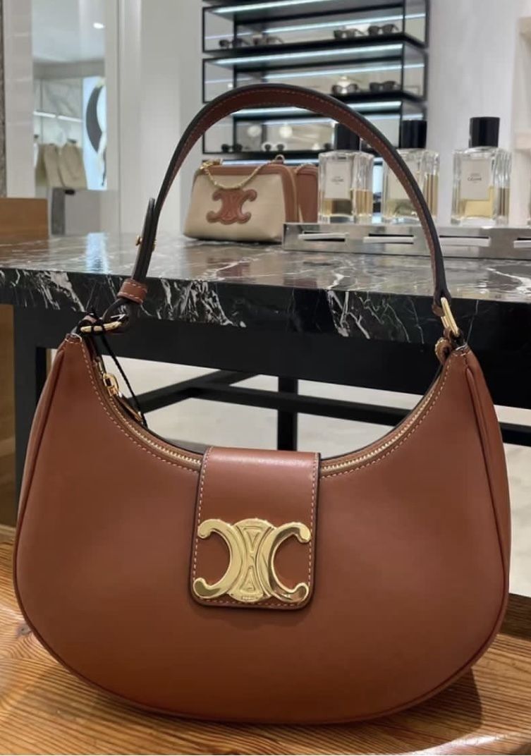 BLACKPINK LISAさん愛用☆CELINE☆AVA トリオンフ ハンドバッグ