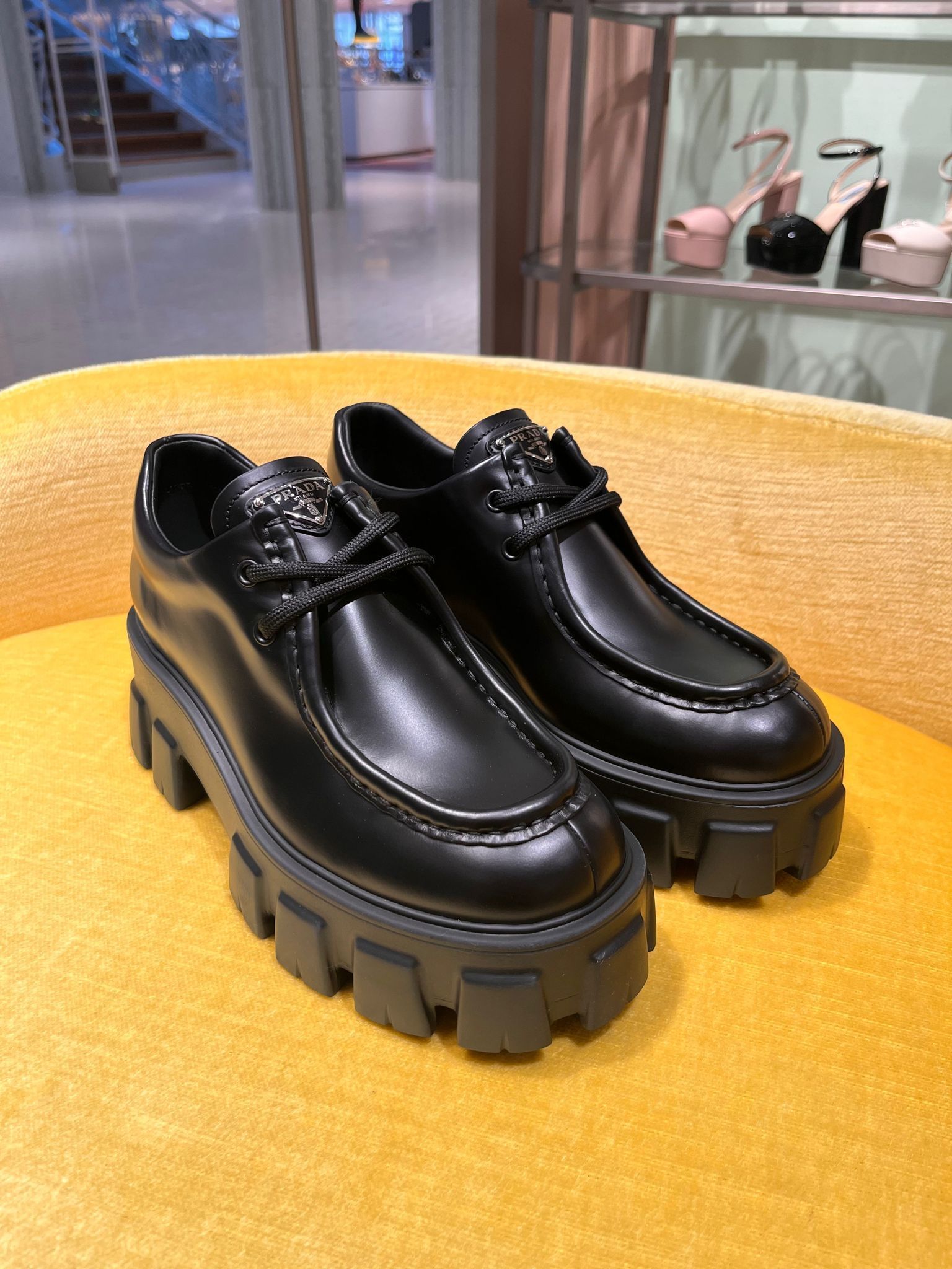 PRADA☆モノリス ブラッシュドレザーレースアップシューズ