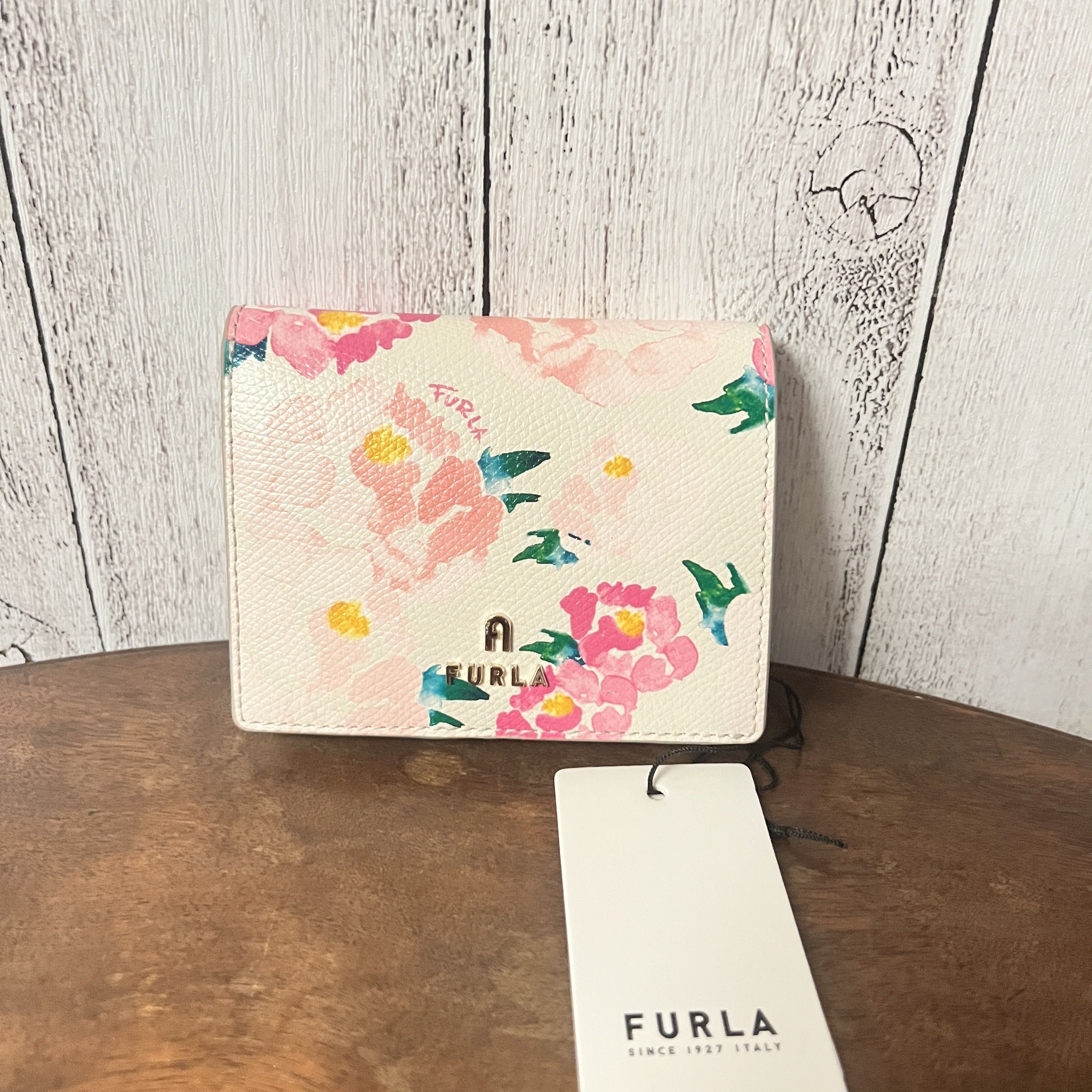 国内発送 送料無料☆FURLA CAMELIA 花柄レザー折りたたみ財布