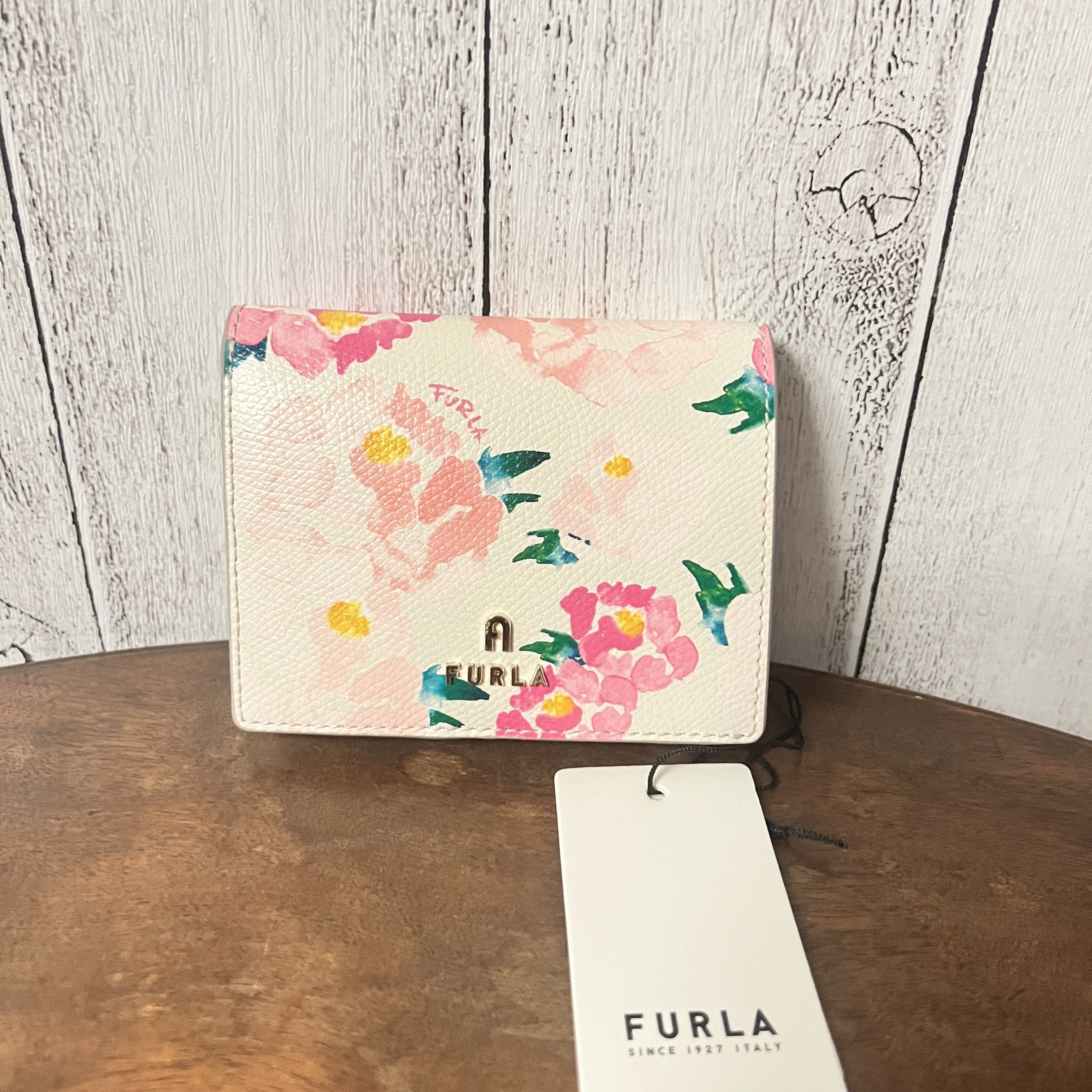 国内発送 送料無料☆FURLA CAMELIA 花柄レザー折りたたみ財布 (FURLA