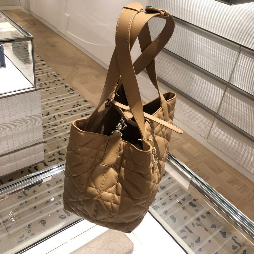 6万取引突破★UPS速達便利用!【DIOR】M2821OSHJ_トートバッグ 6万取引突破☆UPS速達便利用!【DIOR】M2821OSHJ_トートバッグ
