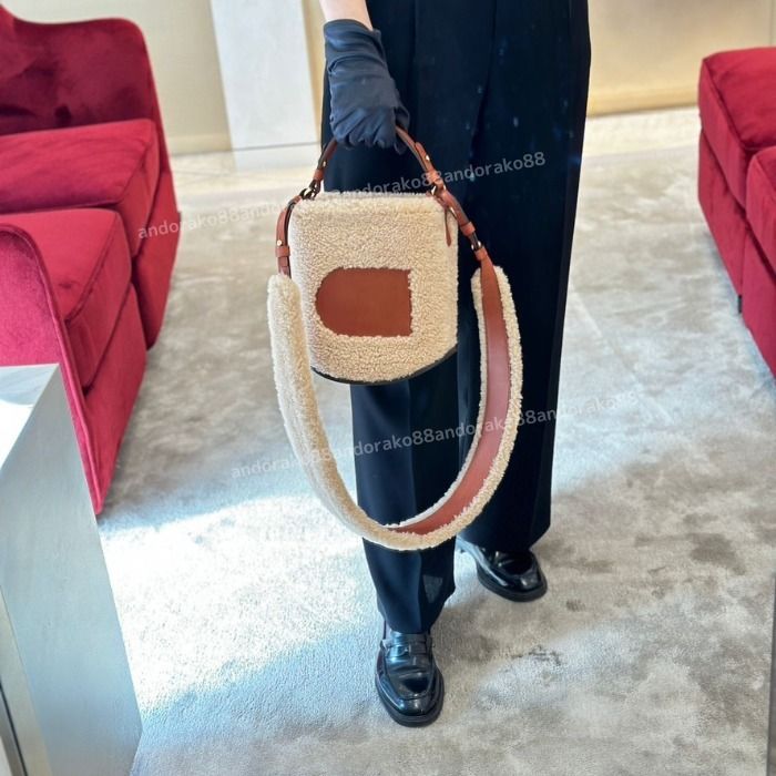話題の新作 人気 ★DELVAUX★ Pin Mini Bucket Teddy シアリング 話題の新作 人気 ☆DELVAUX☆ Pin Mini Bucket Teddy シアリング