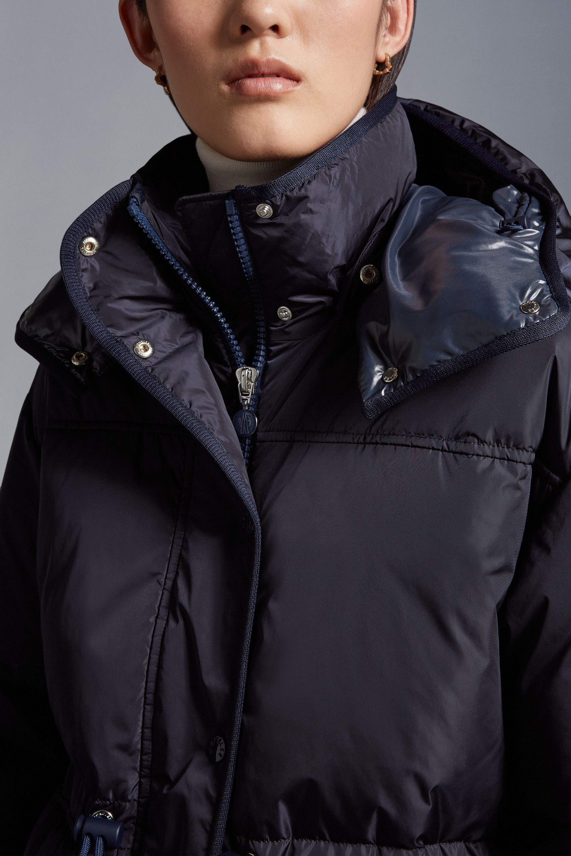 【MONCLER】Amou ショートダウンジャケット 在庫確認願います MONCLER】Amouショートダウンジャケット ナイロン ロゴ フード