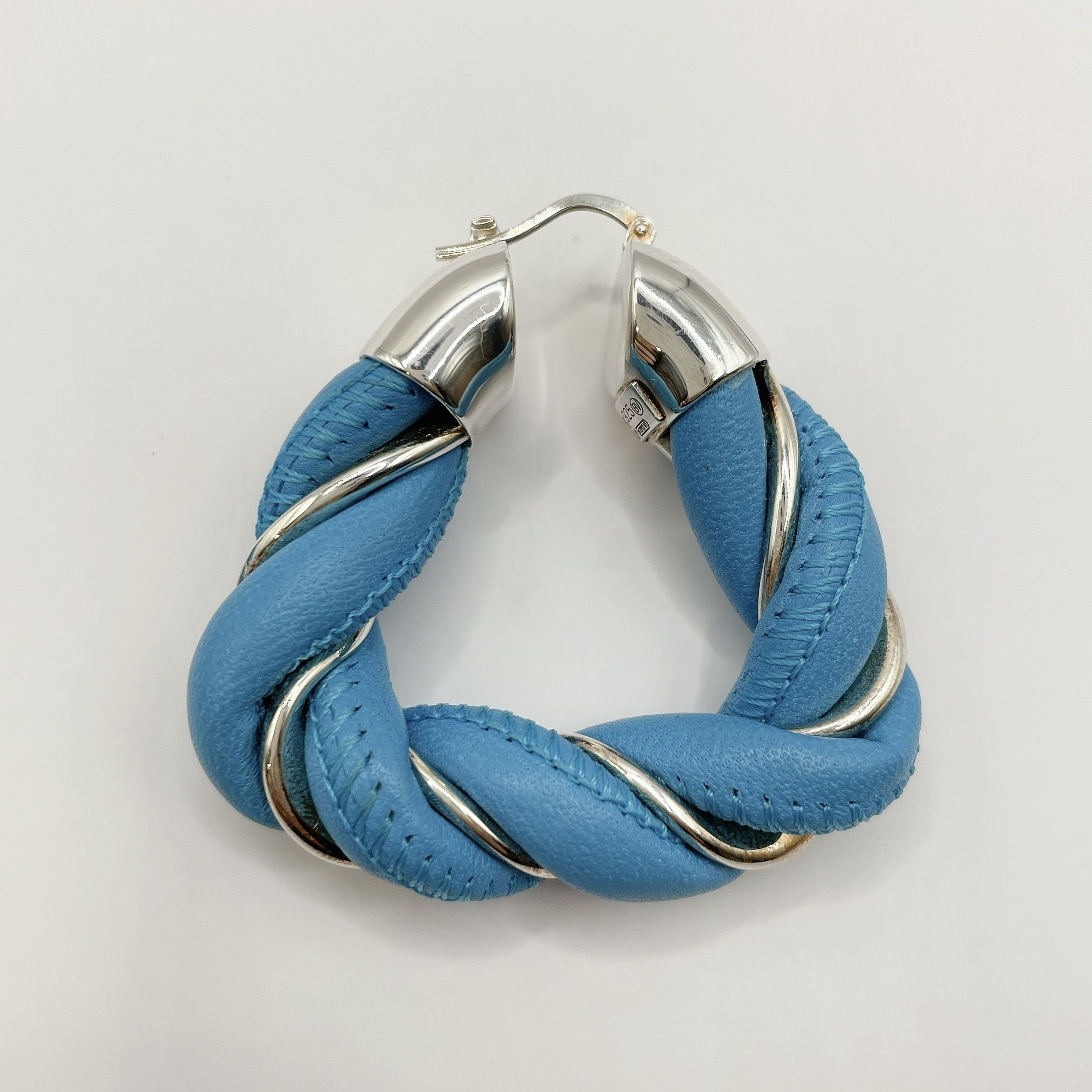 【ファッション通販】の商品をすべて 新品未使用】BOTTEGA VENETA ツイストピアス レザー フープ アクセサリー