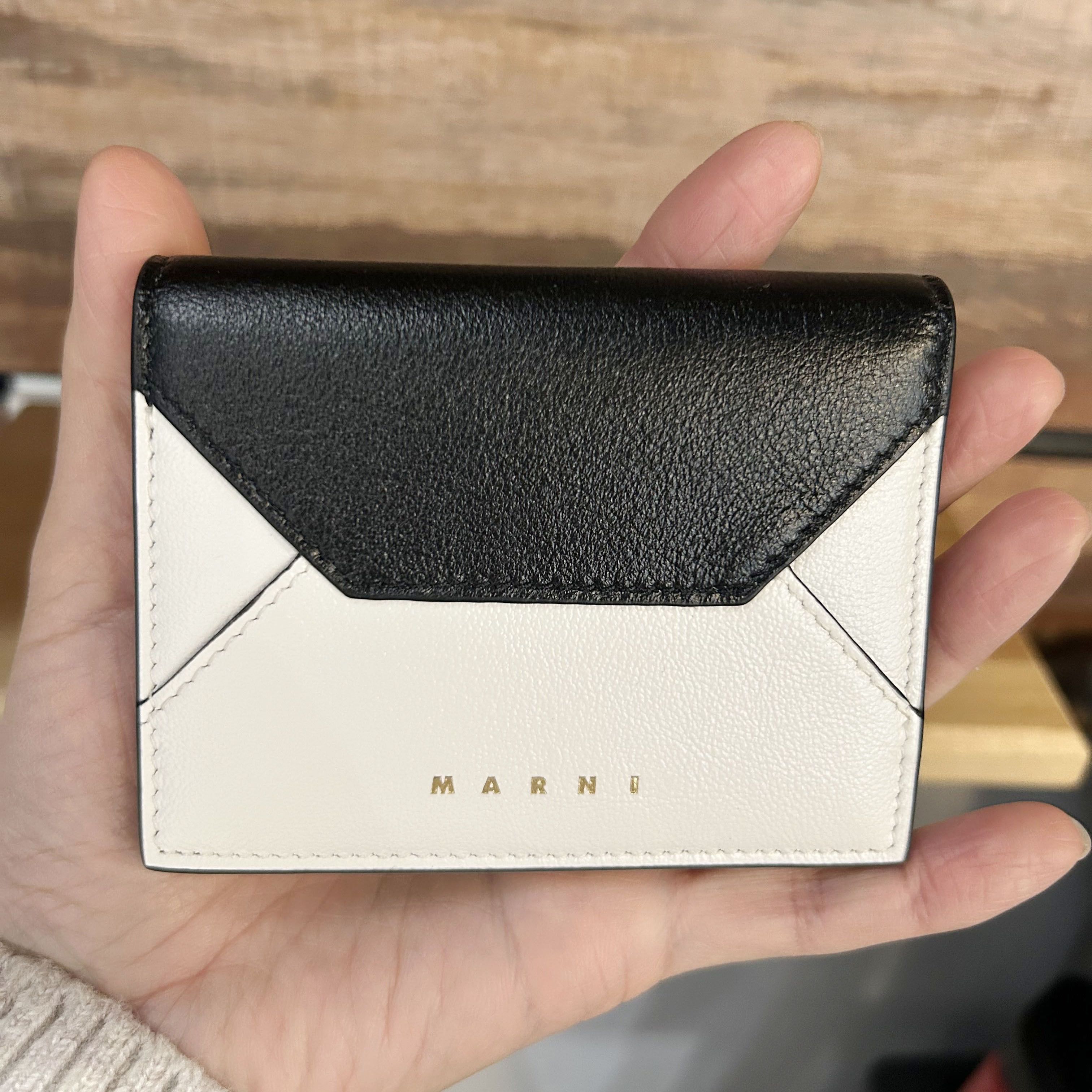 マルニMARNIポルカドット レザーカードケース黒×白キーリング付 新品マルニMARNIポルカドット柄レザーカードケース黒×白