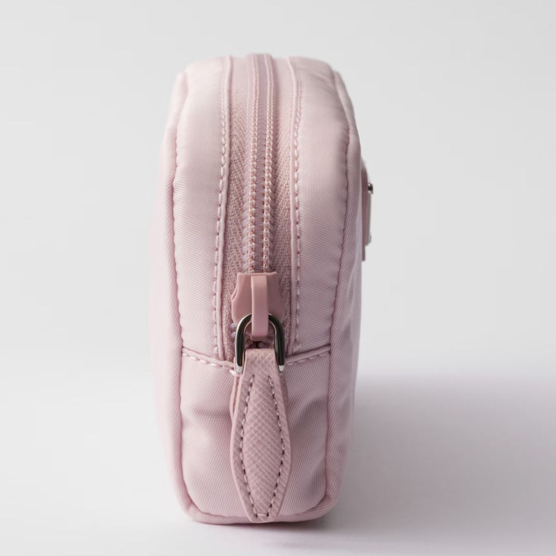 【大人気ギフト】PRADA◆Re-Nylon ミニポーチ コスメポーチ ロゴ 大人気ギフト】PRADA◇Re-Nylon ミニポーチ 小物入れ ロゴ付き