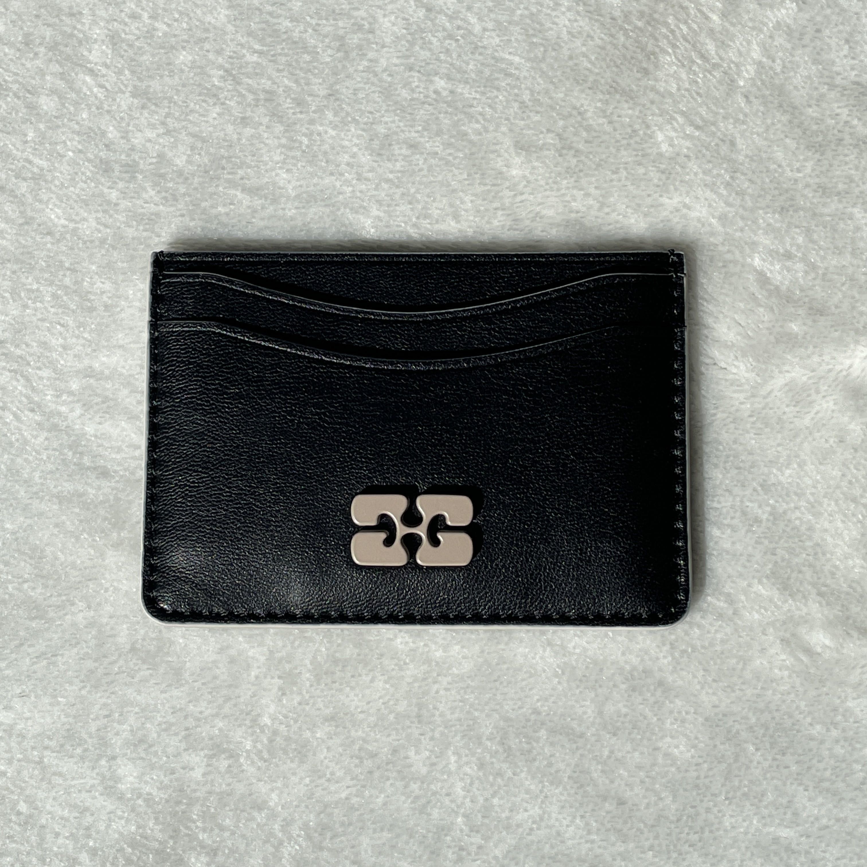 【関税込み】☆Ganni☆ ロゴ カードケース カードホルダー GANNI(ガニー)のGanni Bou Flap Card Holder Strass通販