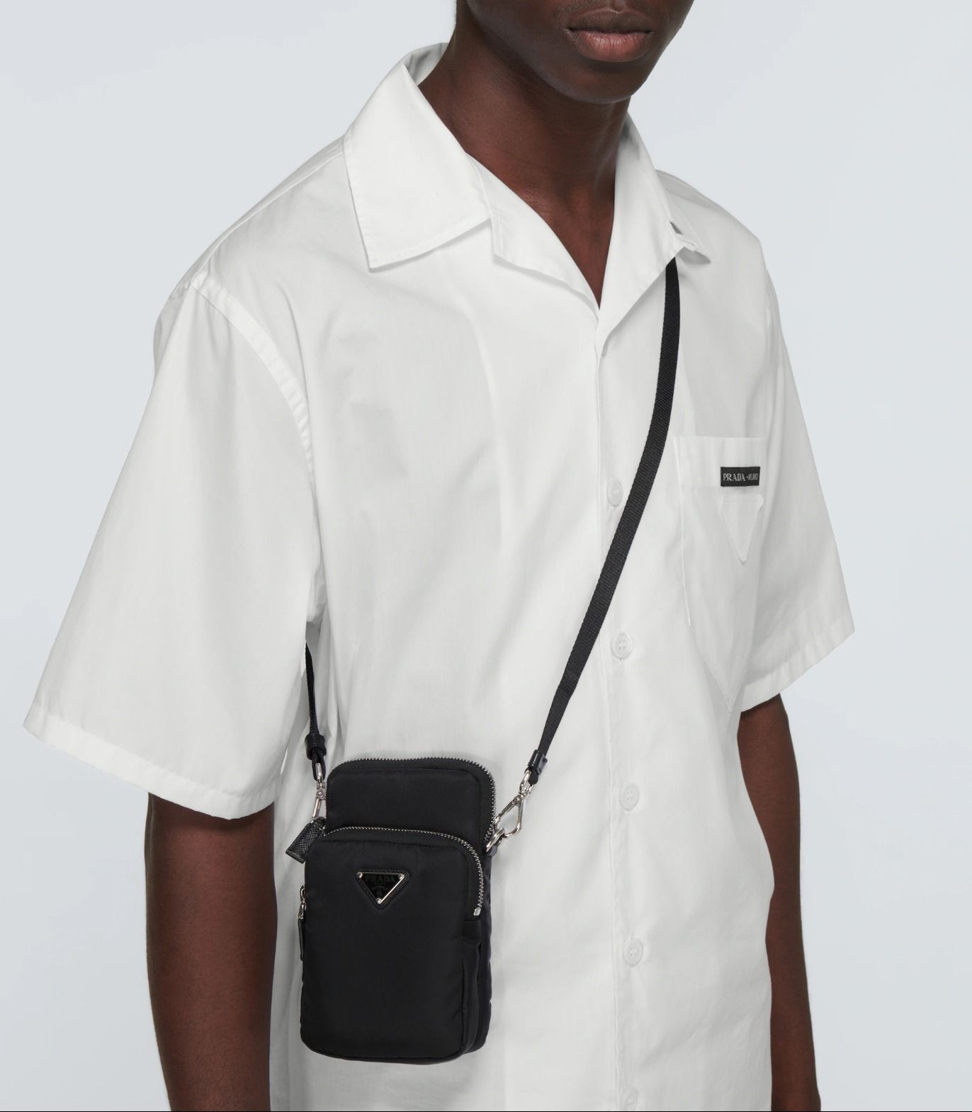 希少【PRADA】ブラック ナイロン ロゴ クロスボディ バッグ 希少】PRADA ナイロン製 ロゴ ブラック クロスボディバッグ