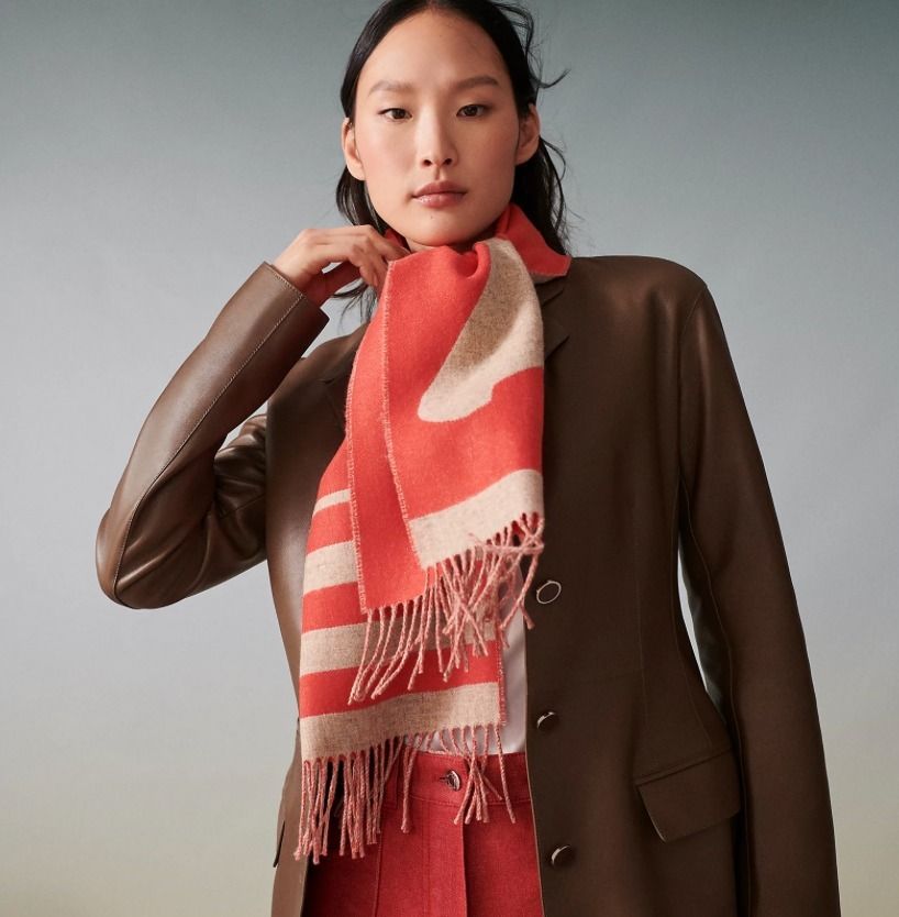 HERMES 最新作 マフラー カシミア ラブストーリー Love Story オシャレなデザイン♪】HERMES《ラブストーリー》マフラー
