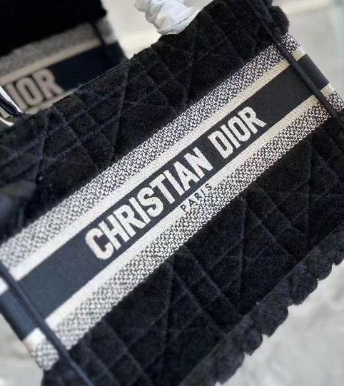 もこもこのディオール＊Dior BOOK TOTE バッグ ミディアム (Dior