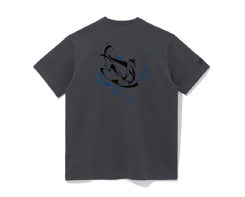 Tシャツ・カットソー NEW ERA BTSx MLB Black Swan New York Yankees Performance Tee NEW ERA BTSx MLB Black Swan New York Yankees Performance Tee