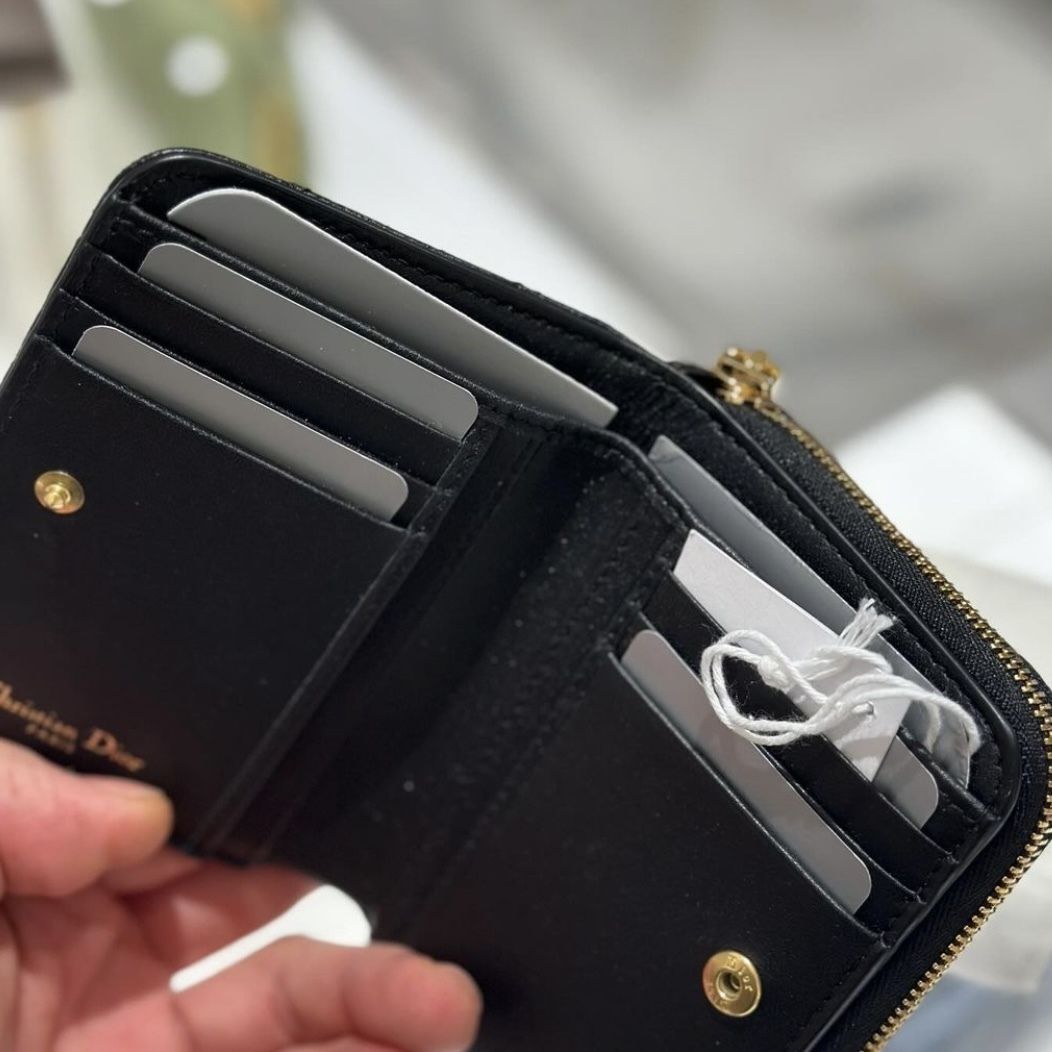 【★国内発送★】DIOR Caro Scarlet ウォレット 2つ折り財布 人気【Dior】DIOR CARO SCARLET ジップウォレット 国内発送