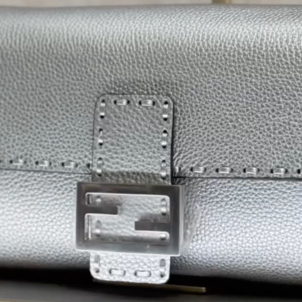 23FW【FENDI】バゲット M シルバー セレリア ステッチ バッグ