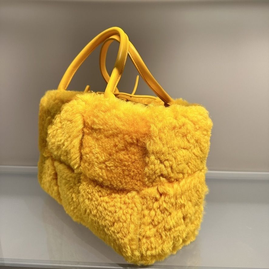 Bottega イントレチャート編みラム ボア ファートートバッグ Bottega イントレチャート編みラム ボア ファートートバッグ