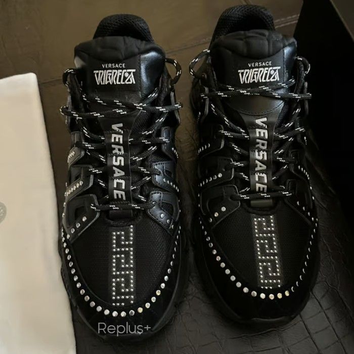【Versace】グレカ柄 トライグレカ スニーカー ロゴ ブラック Versace】グレカ柄 トライグレカ スニーカー ロゴ ブラック