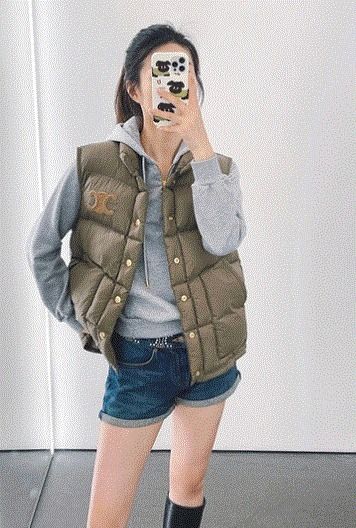 バイマ入店セール○CELINE○Triomphe○ダウンベスト○カーキ色
