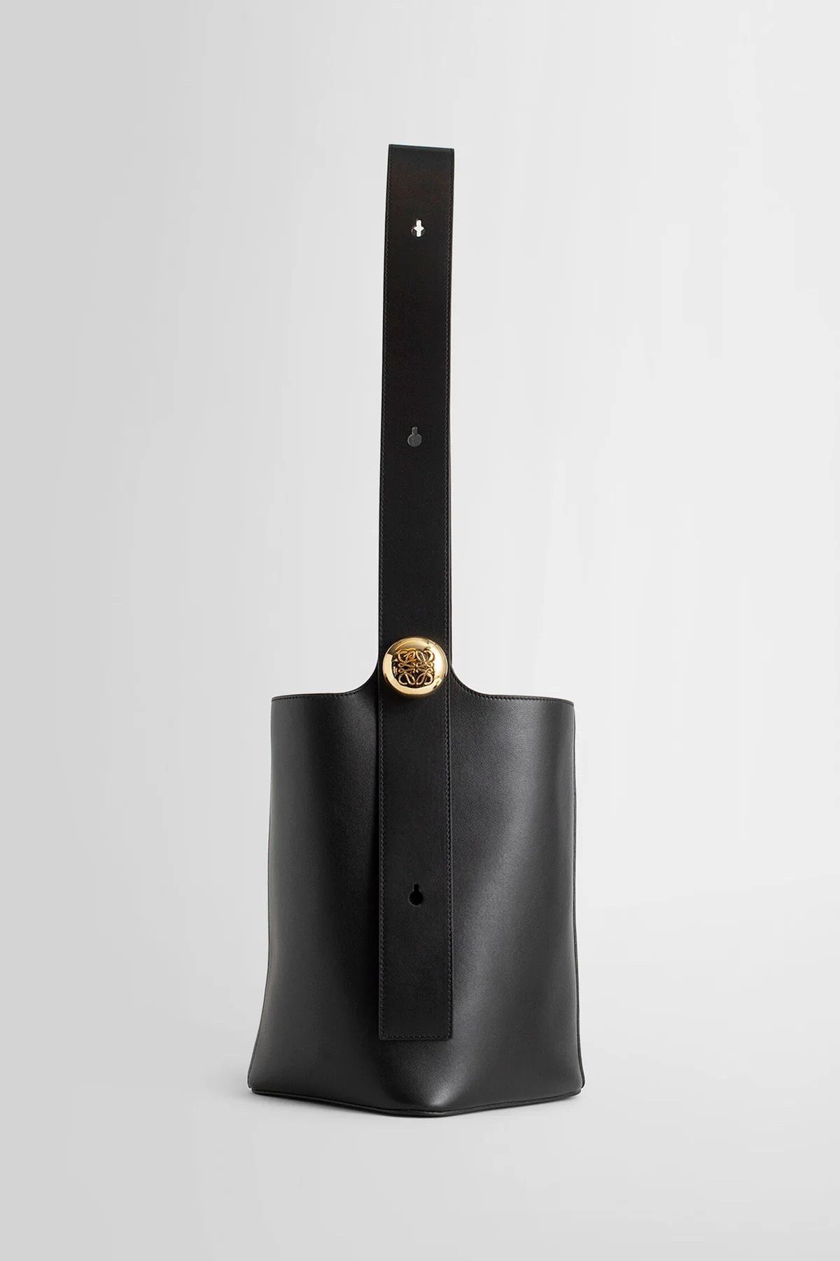 国内発】LOEWE Pebble（ペブル）バケットバッグ ミディアム