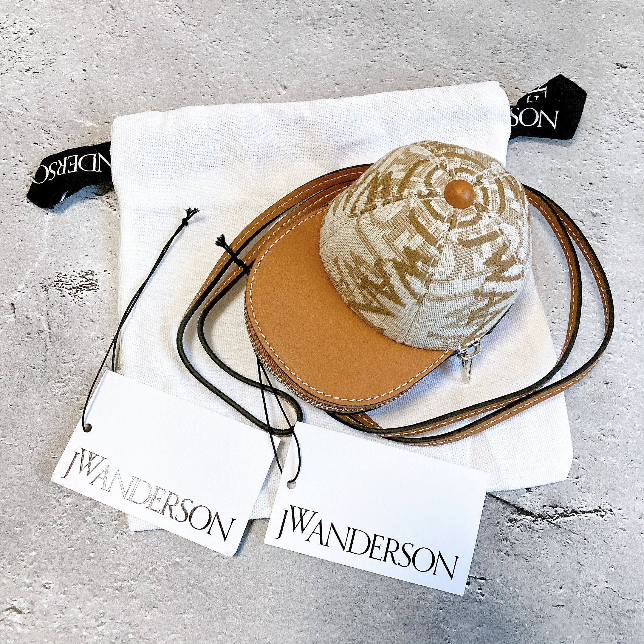 ★VIP価格☆ JW ANDERSON ロゴ入り ミニバッグ 女性も着用OK ☆VIP価格☆ JW ANDERSON ロゴ入り ミニバッグ 女性も着用OK