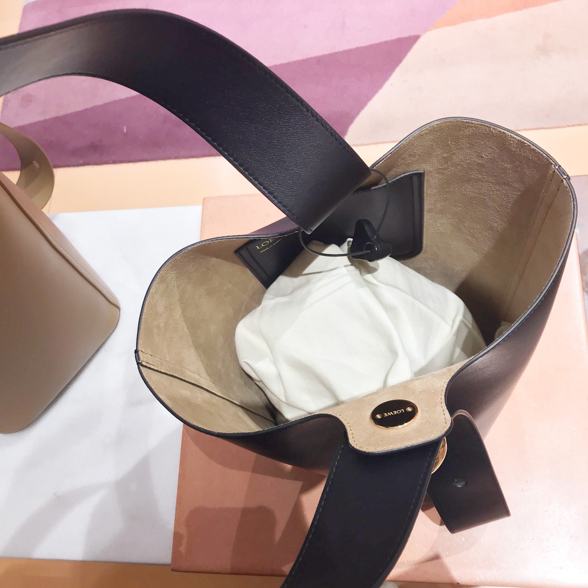 【タイムレスデザイン】LOEWE / ペブル ミディアム クロスボディ B906K70X13_1220_1F.jpg?sw=512&