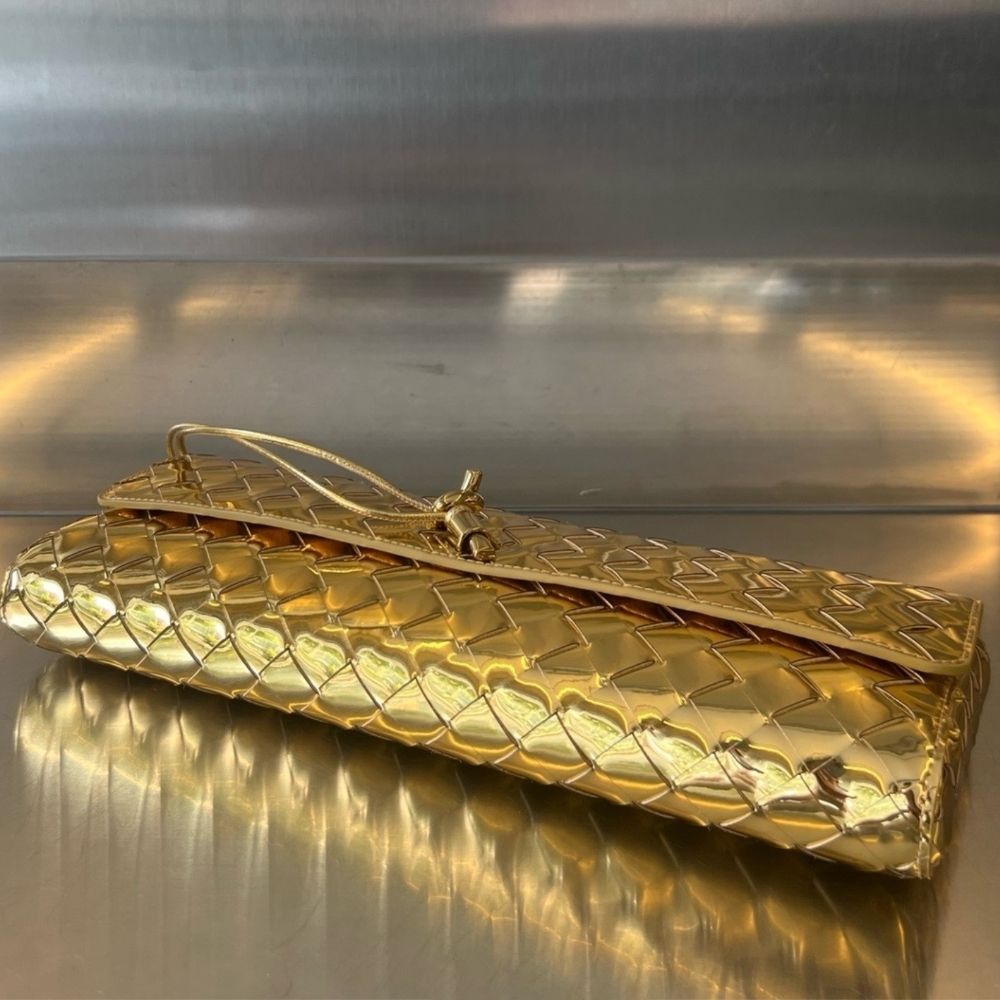 BOTTEGA VENETA】ハンドル付き ロングクラッチバッグ ゴールド