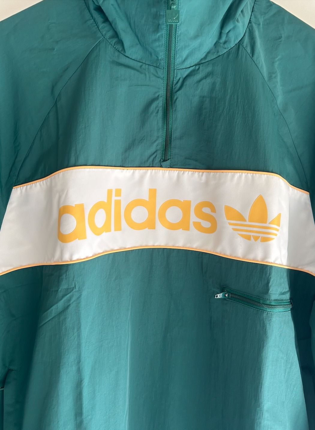 adidas ロゴ ハーフジップ ウィンドブレーカー グリーン (adidas
