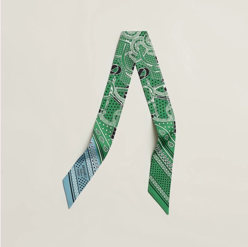 2配色が可愛いバンダナ柄HermesEperon d'Or Bandanaツイリー 2配色が可愛いバンダナ柄HermesEperon d'Or Bandanaツイリー