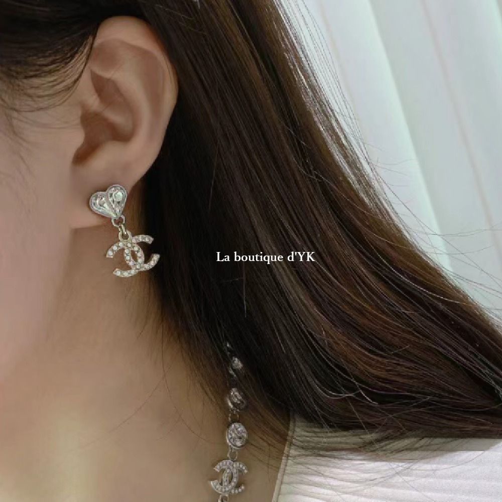 揺れるハートが可愛い♪ CHANEL ピアス キラキラ 希少！24P【CHANEL】ホワイトハート クリスタル 揺れるピアス