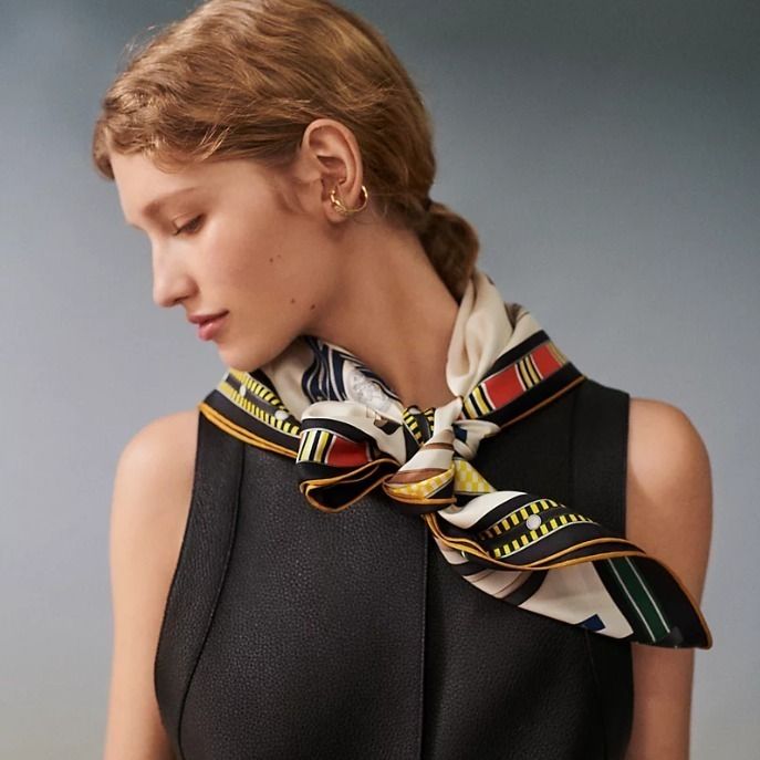 シックにお洒落】HERMES カレ90 Lettres Equestre スカーフ