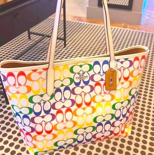 日本未入荷 セールCoachレインボーシグネチャーロゴ柄シティートートバッグ バッグ