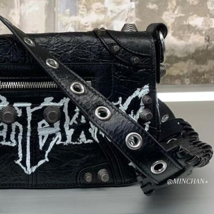 国内発☆関税込【BALENCIAGA】Le Cagole Xs フラップバッグ 関税込み】Le Cagole XS ジップポケット付 レザーボディバッグ