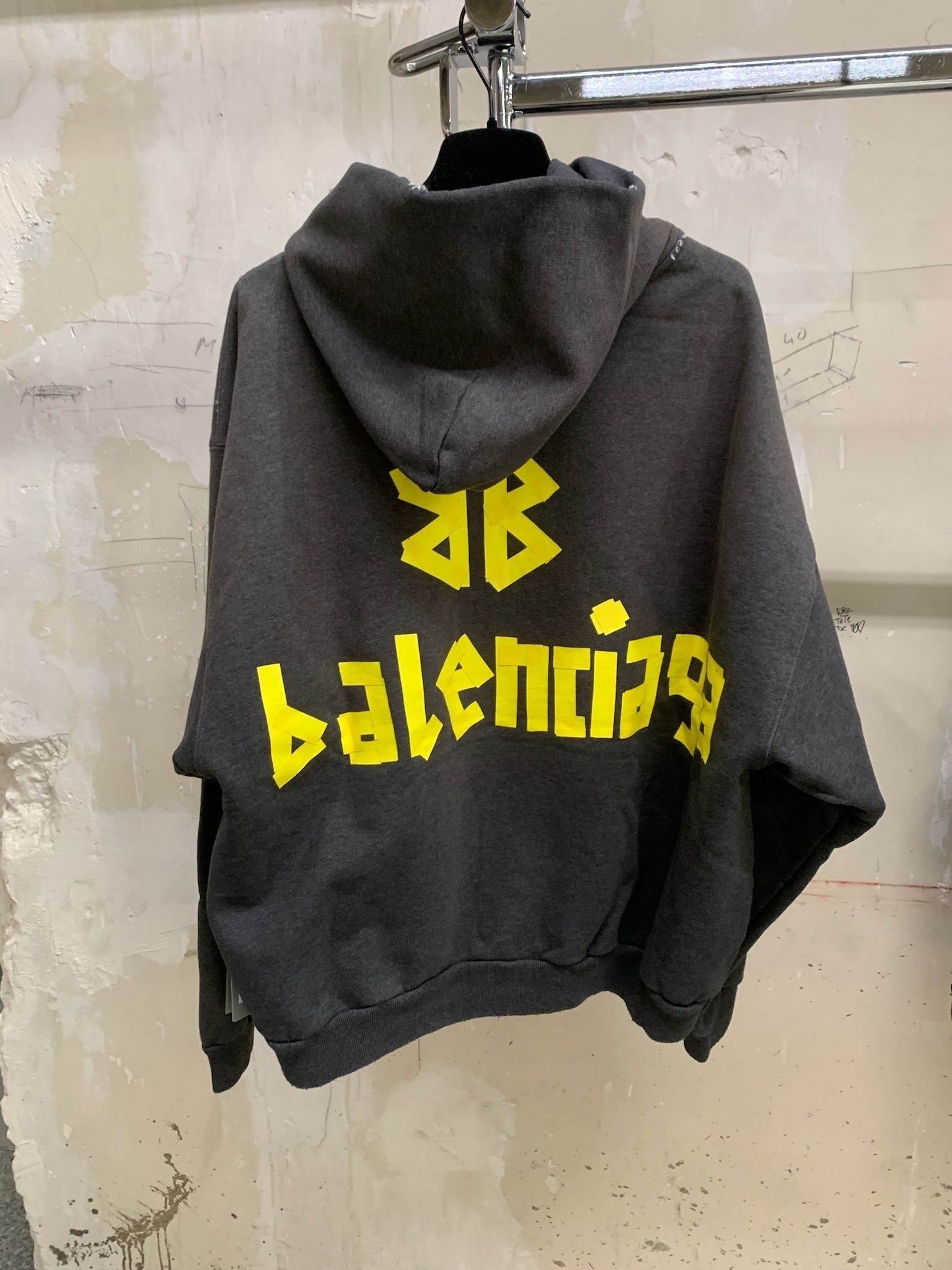 即納！最大半額！ BALENCIAGA】TAPE TYPE RIPPED POCKET HOODIE ラージフィット トップス