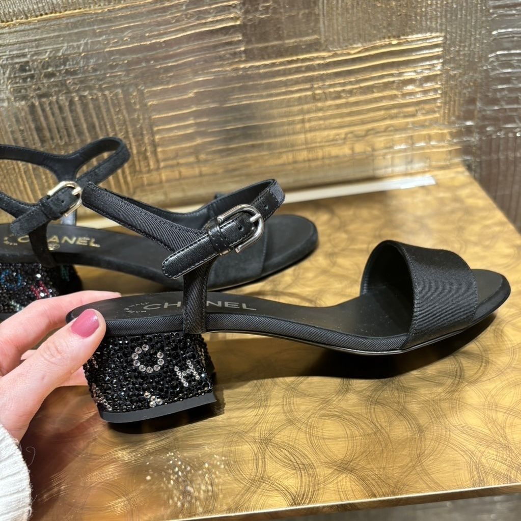 【24C☆足元から輝く貴方に☆２色展開】 CHANEL サンダル 24C☆足元から輝く貴方に☆2色展開】 CHANEL サンダル