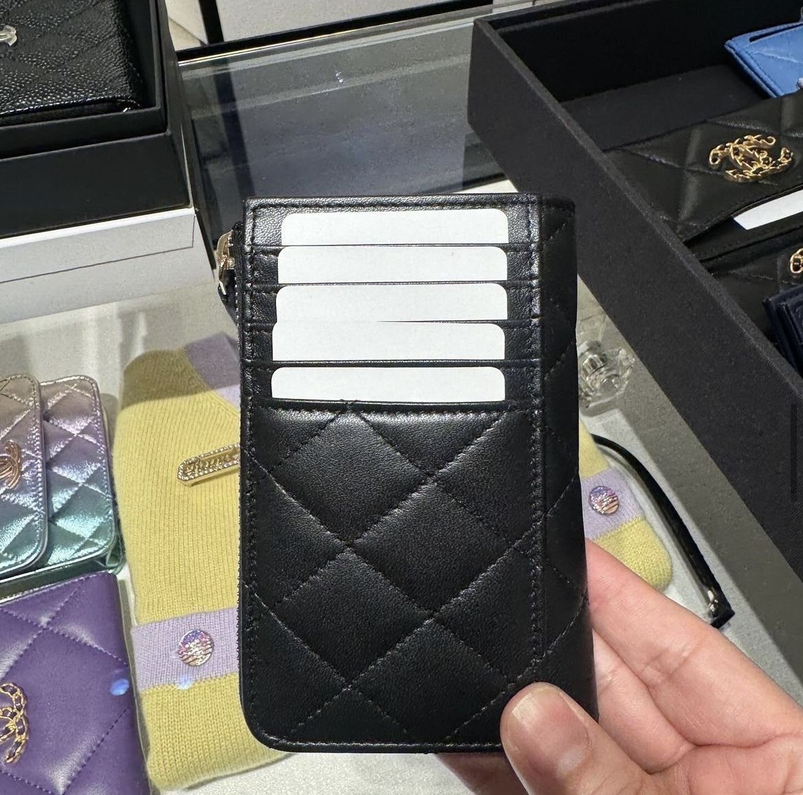 パールでかたどられたCCマーク CHANEL フラグメントケース