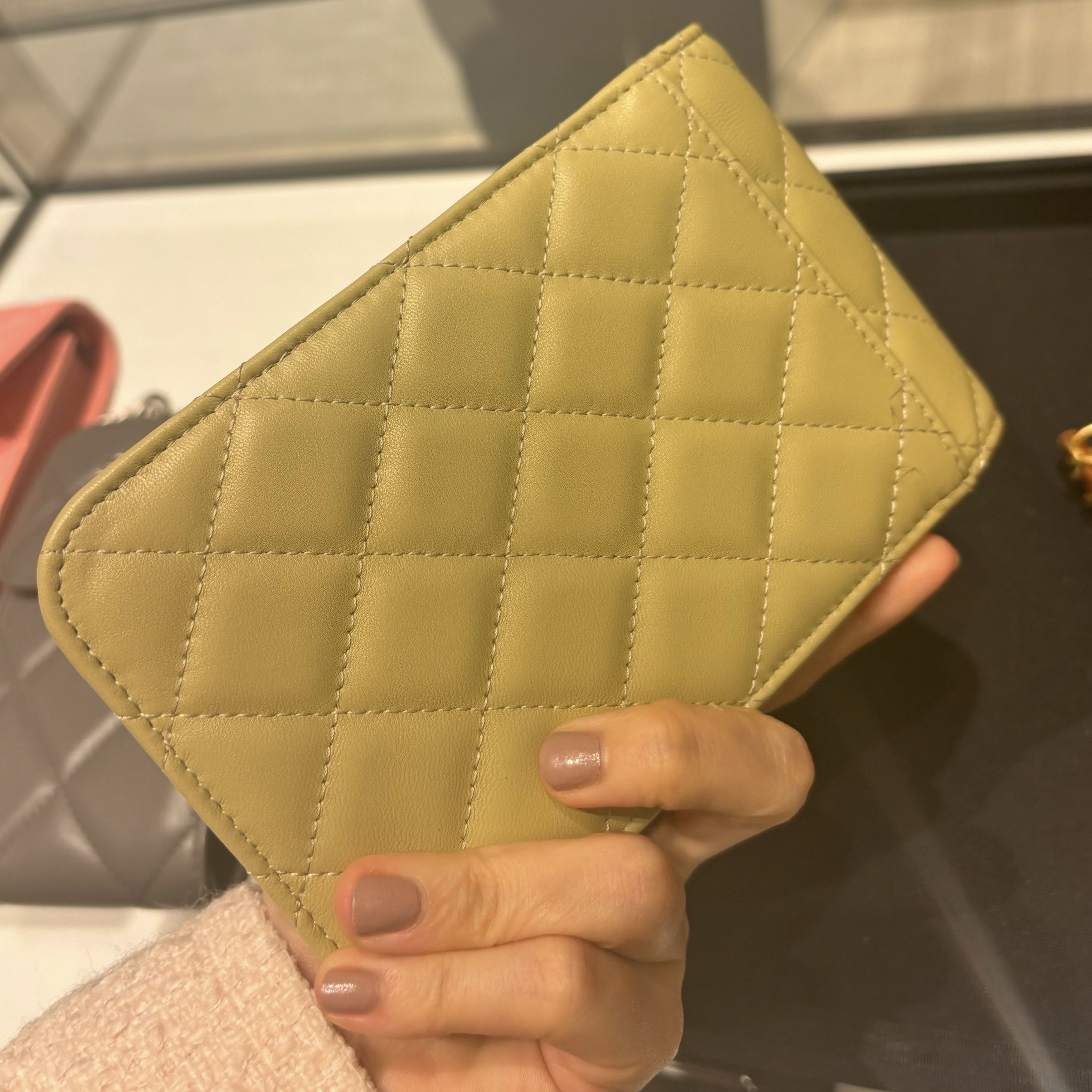 【入手困難☆希少カラー】 CHANEL フラップ フォンケース org.jpg