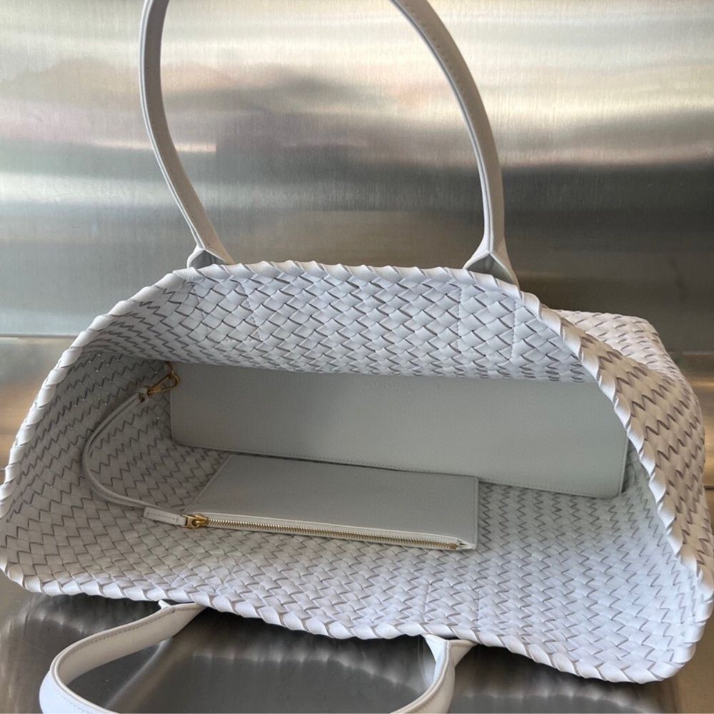 BOTTEGA VENETA】ラージ カバ ハート イントレチャート ラム