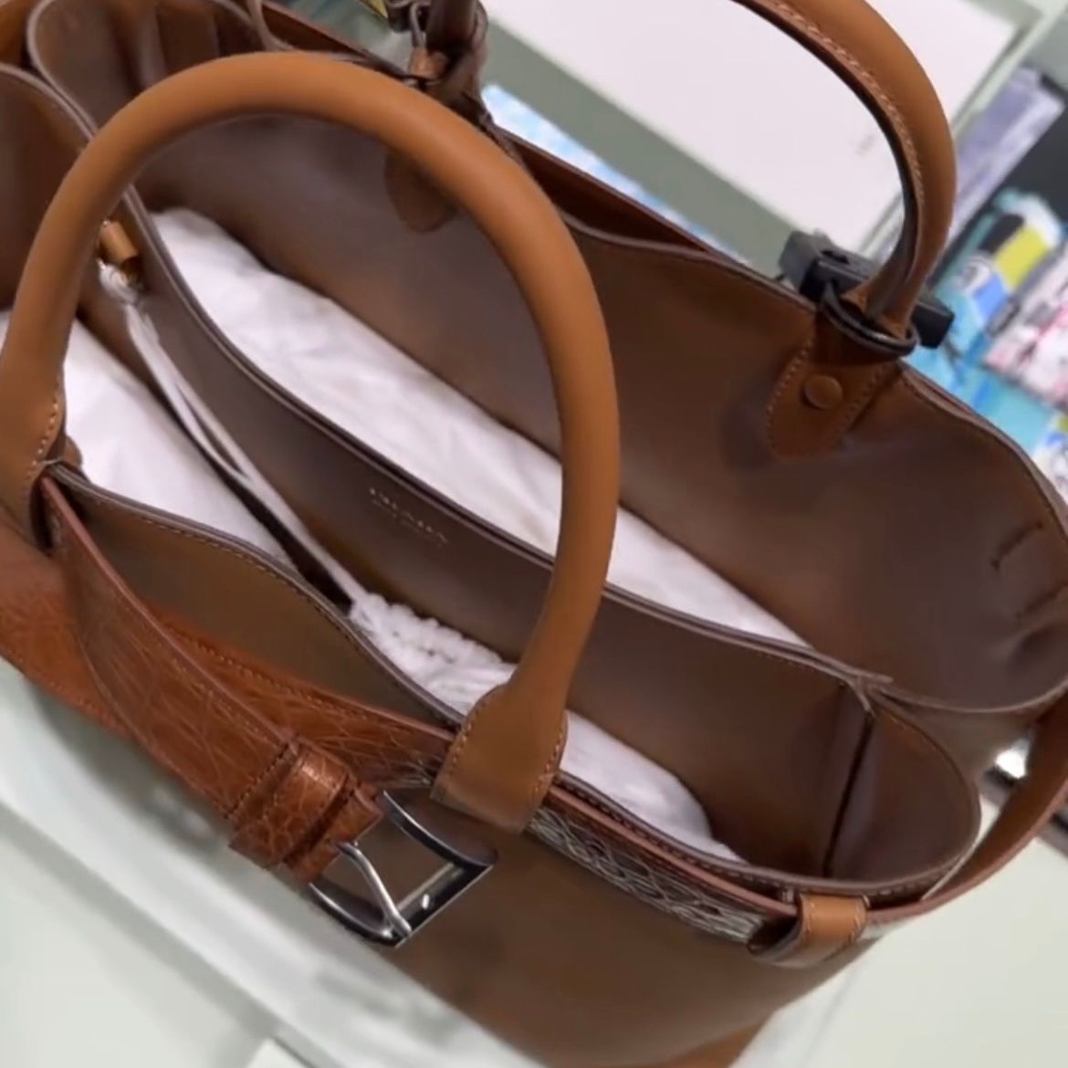 ベルト付 プラダ バックル ラージ レザー ハンドバッグ (PRADA