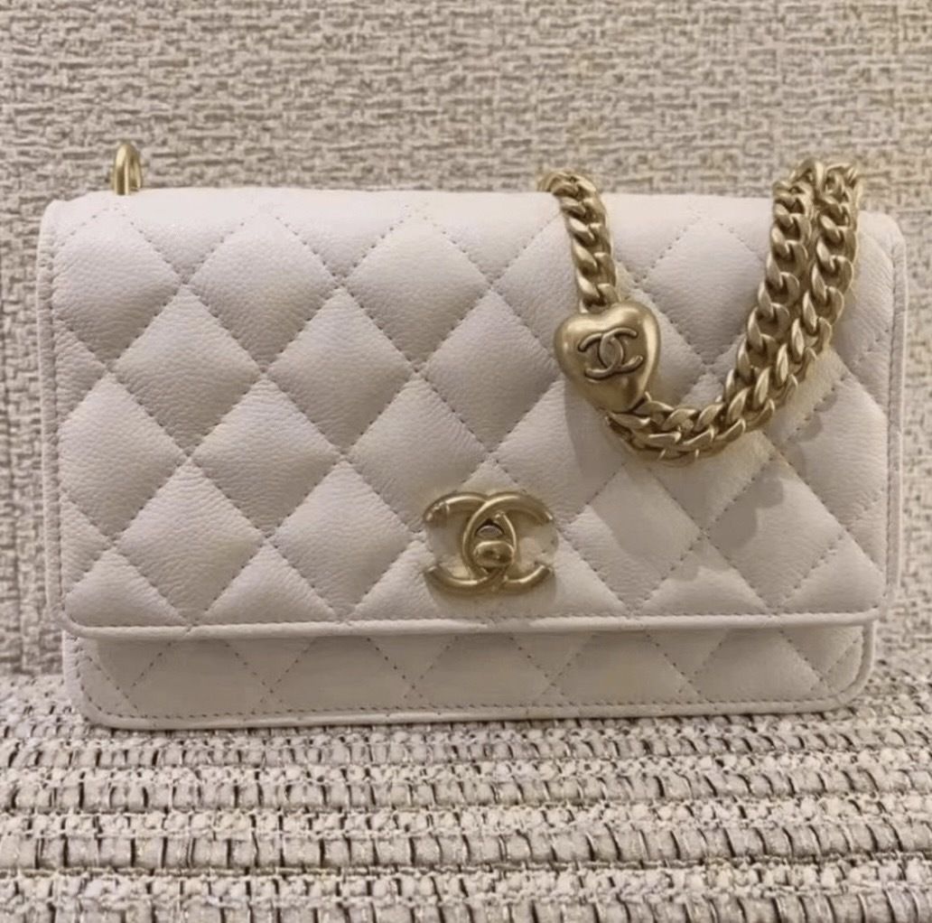 ロゴが激カワ☆人気シリーズ】CHANEL チェーンウォレット